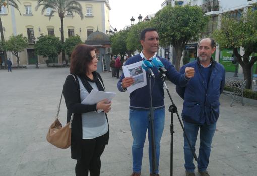 El candidato del PP a la Alcaldía de Lebrija, Francisco Javier Monge, explicando la situación del nuevo tanatorio de San Benito