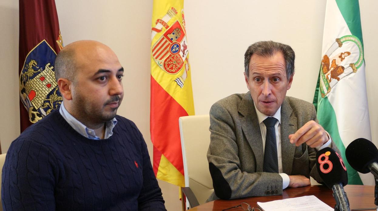 Los responsables municipales dan a conocer la iniciativa laboral.