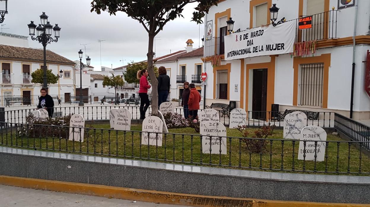 Algunas de las lápidas que han aparecido en una de las plazas de El Saucejo