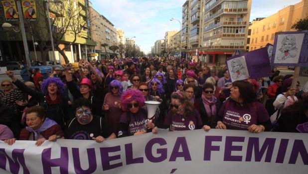 Una marea de igualdad toma las calles de Cádiz