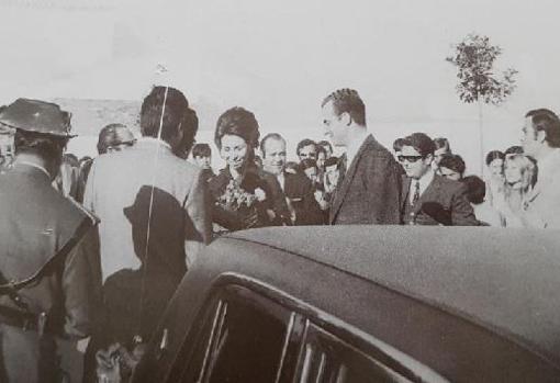 Don Juan Carlos y Doña Sofía durante la inauguración del grupo de poblados colonos