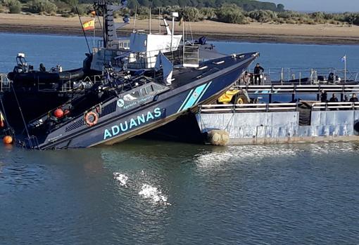 Una lancha de Aduanas se &#039;incrusta&#039; contra una barcaza en el río Guadalquivir