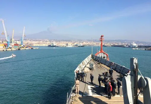 La fragata gaditana entrando en el puerto de Catania.