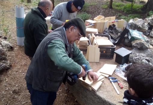 Un grupo de personas trabaja en la confección de cajas nido para aves en Estepa