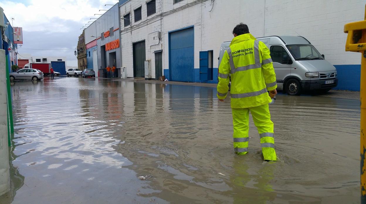 Las inundaciones dejan anegada la zona comercial de Arahal