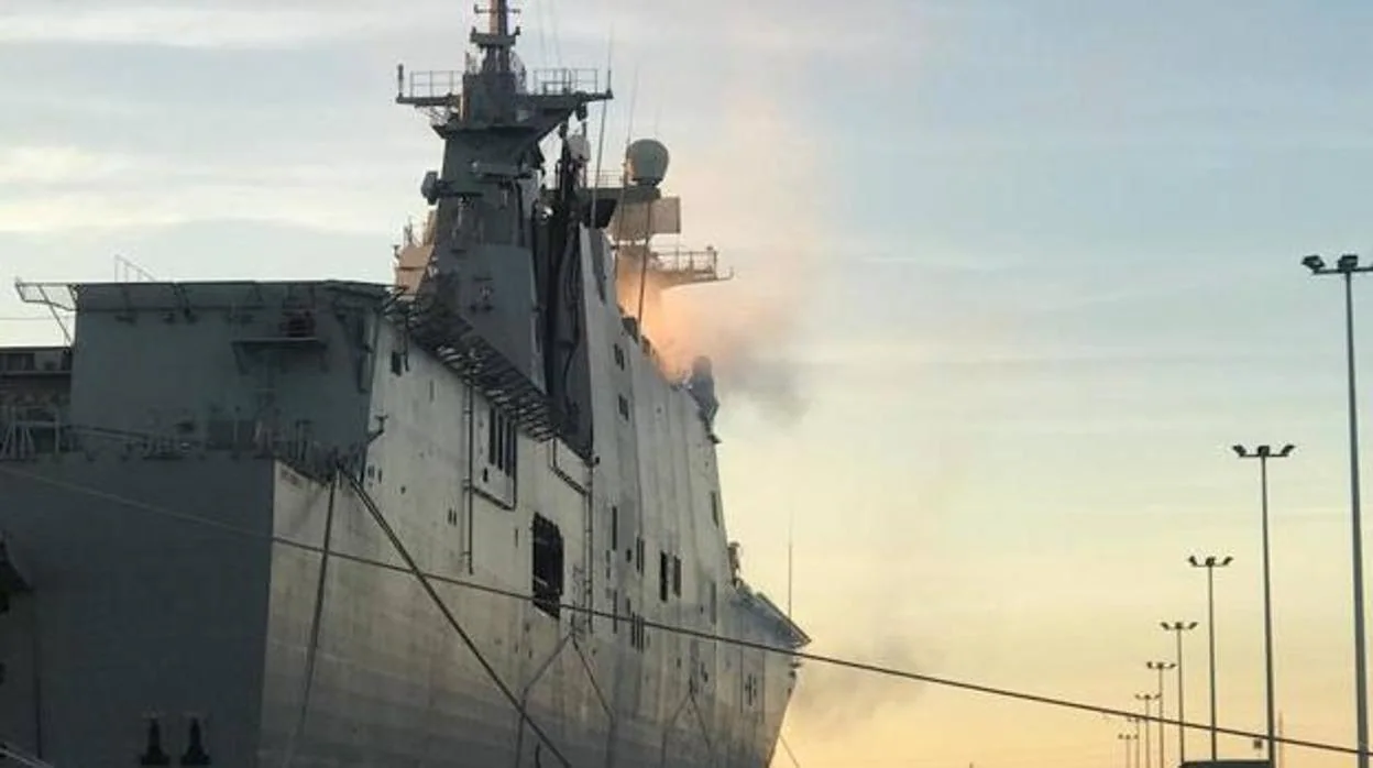 Un incendio afecta al &#039;Juan Carlos I&#039;, buque insignia de la Armada