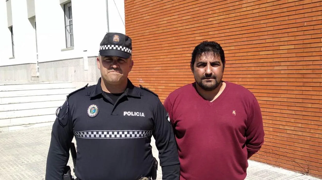 El policía local Domingo José Martínez y el concejal Diego Jiménez junto a la Jefatura de la Policía Local