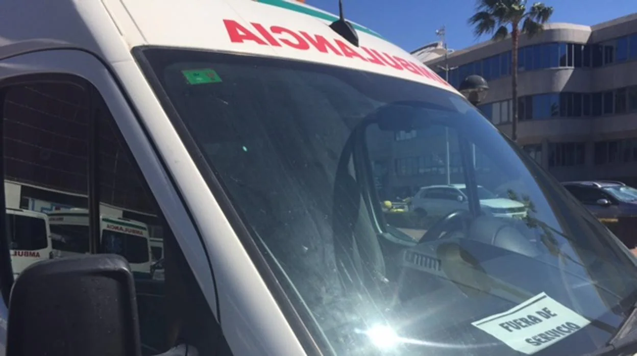 Algunas ambulancia están en el parking de Zona Franca con el cartel de "fuera de servicio"