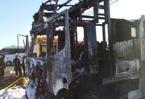 El camión calcinado, tras sofocar los bomberos las llamas.