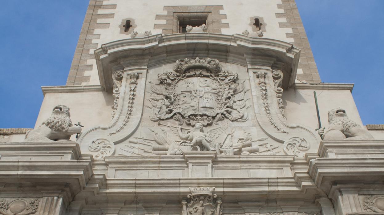 El escudo del Monumento de las Puertas de Tierra, donde se ve que el león del flanco izquierdo ha perdido la espada.