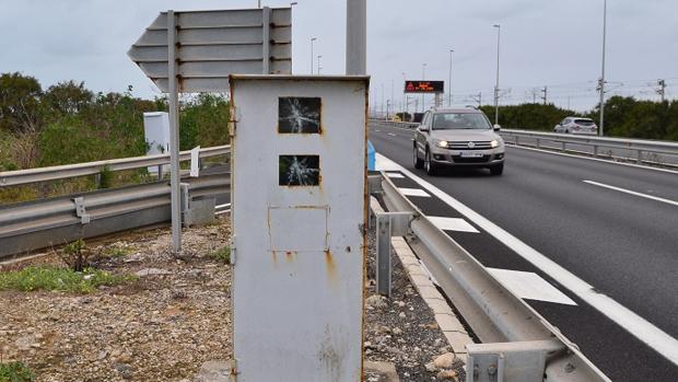 Cárcel tras destrozar los dos radares de Torregorda