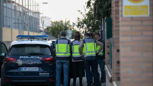 Agentes de la Policía Nacional a las puertas de la vivienda donde se cometió un crimen en Dos Hermanas