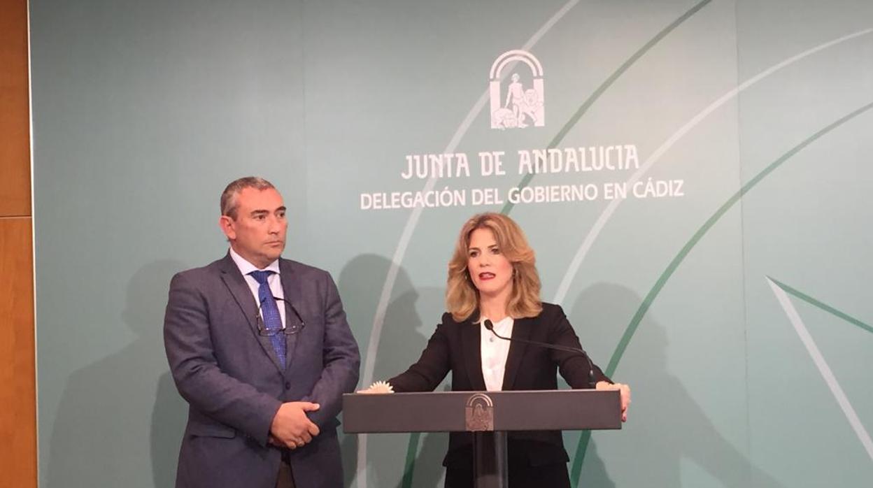 El delegado de Igualdad y Servicios Sociales y la delegada de la Junta en Cádiz durante la rueda de prensa.