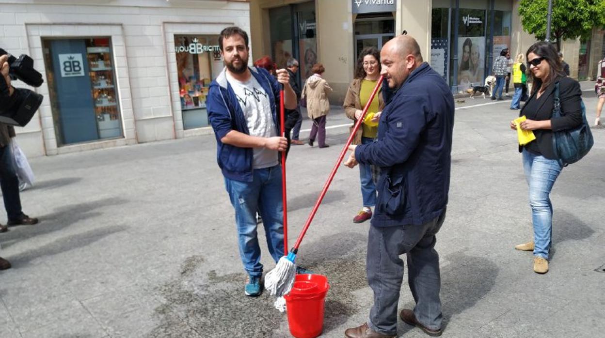 Los miembros de Adelante Jerez, limpiando las calles.