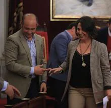 Carmen Sánchez, saludada por Juancho Ortiz, tras tomar posesión.