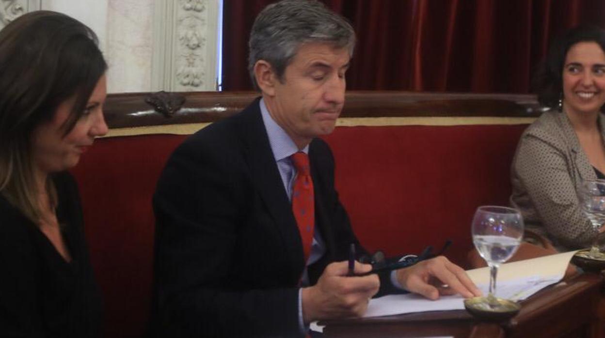 María Fernández Trujillo y Juan Manuel Pérez-Dorao, en el pleno de este jueves en el Ayuntamiento de Cádiz.