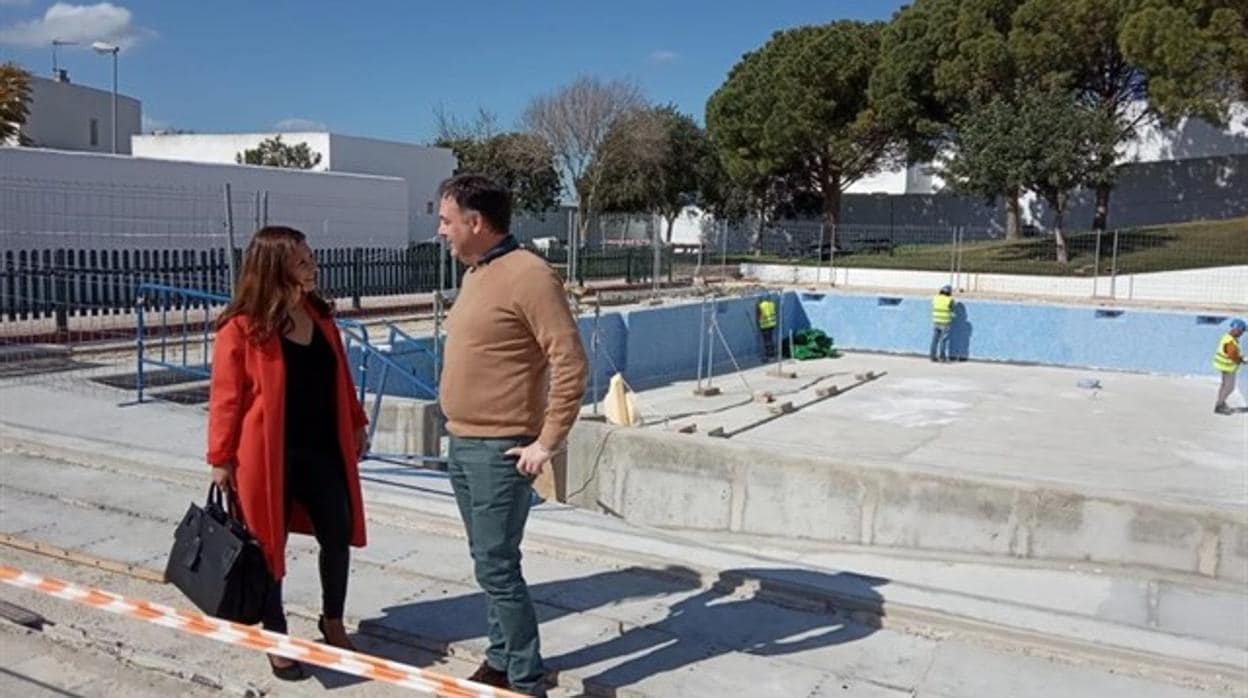 Diputación supervisa las obras de las piscina municipal de Paterna