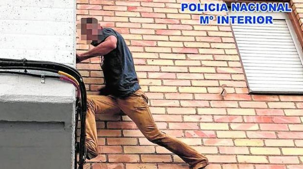 La Guardia Civil ha detenido a una persona que robó mediante el método de escalo en Villamanrique de la Condesa