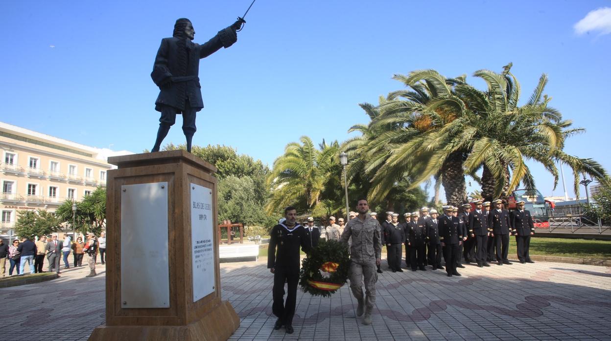 Homenaje de la dotación del buque 'Blas de Lezo' ante la estatua del marino español en Cádiz