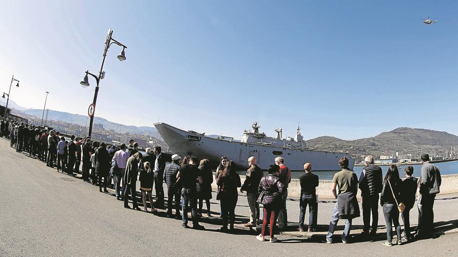 VÍDEO: Apoyo masivo a la visita del buque 'Juan Carlos I' a Getxo