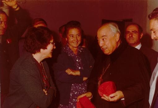 Carme Pichardo junto al cardenal Bueno Monreal en el año 1981