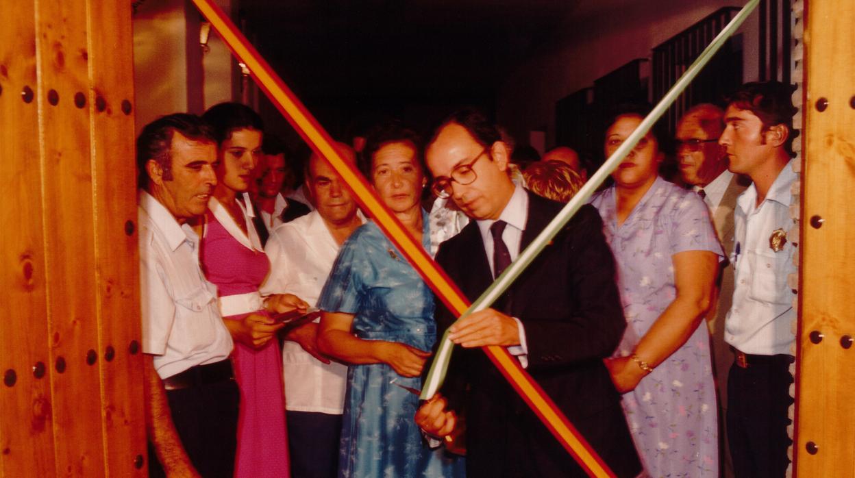 La alcaldesa de Palomares del Río, Carmen Pichardo, con el presidente de la Diputación, Manuel del Valle en 1982