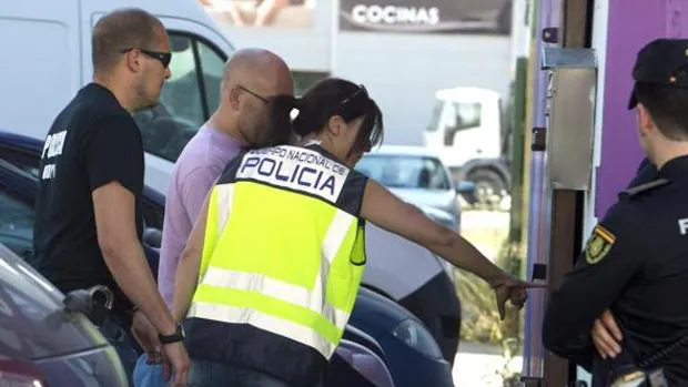 Detenido un matrimonio en Alcalá de Guadaíra acusado de llevar armas sin licencia