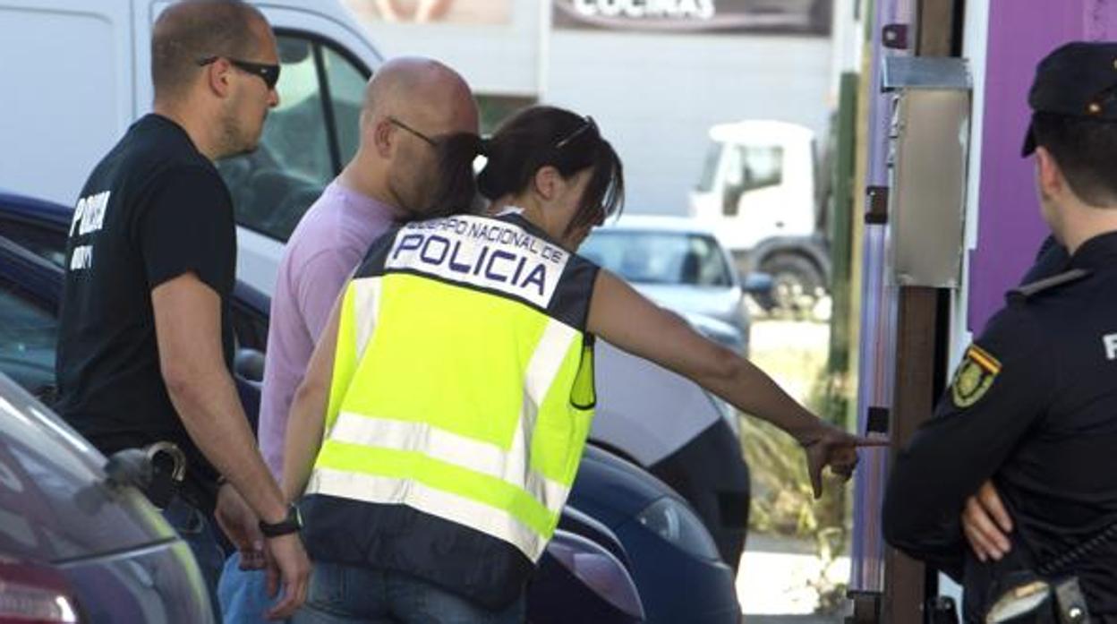 La Policía Nacional ha detenido a una pareja en Alcalá acusada de llevar armas para las que no tenía licencia