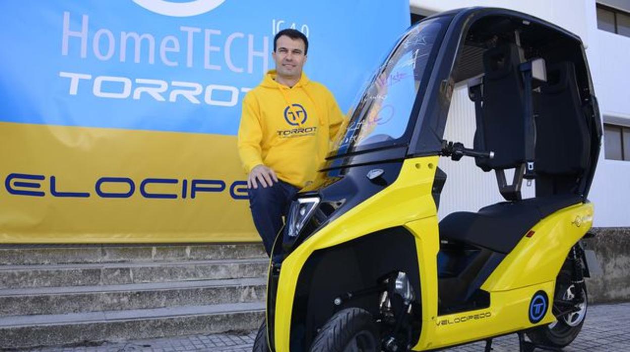 El CEO de Torrot, Iván Contreras, con uno de los prototipos del Velocípedo