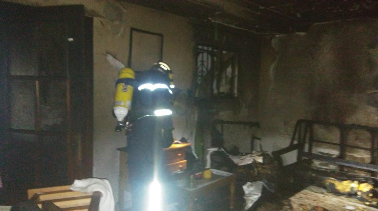 Los bomberos intervienen en esta vivienda en Doña Blanca, en El Puerto de Santa María.