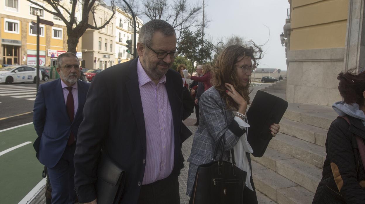 El exdelegado de Zona Franca, Miguel Osuna, entra en la Audiencia este martes.