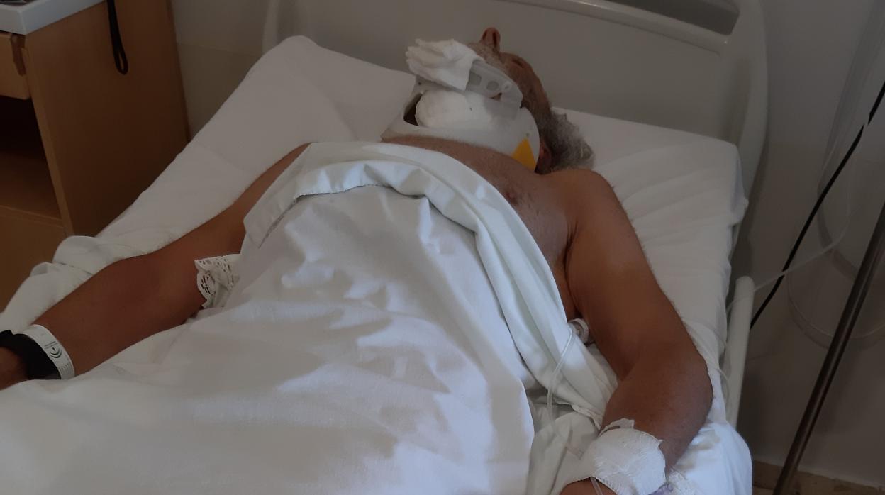 Antonio Rueda Piñero, convaleciente en la cama de una habitación del hospital de Valme, centro hospitalario de referencia de Lebrija
