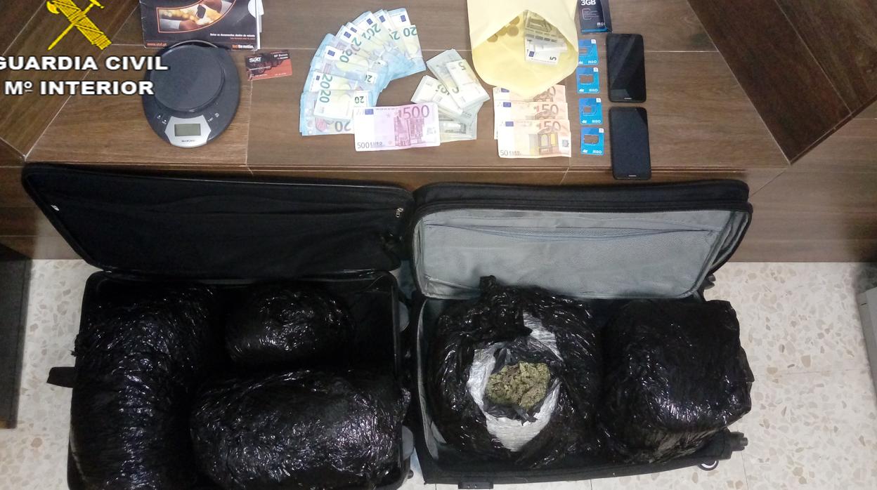 La Guardia Civil se ha incautado de doce kilos de cogollos de marihuana