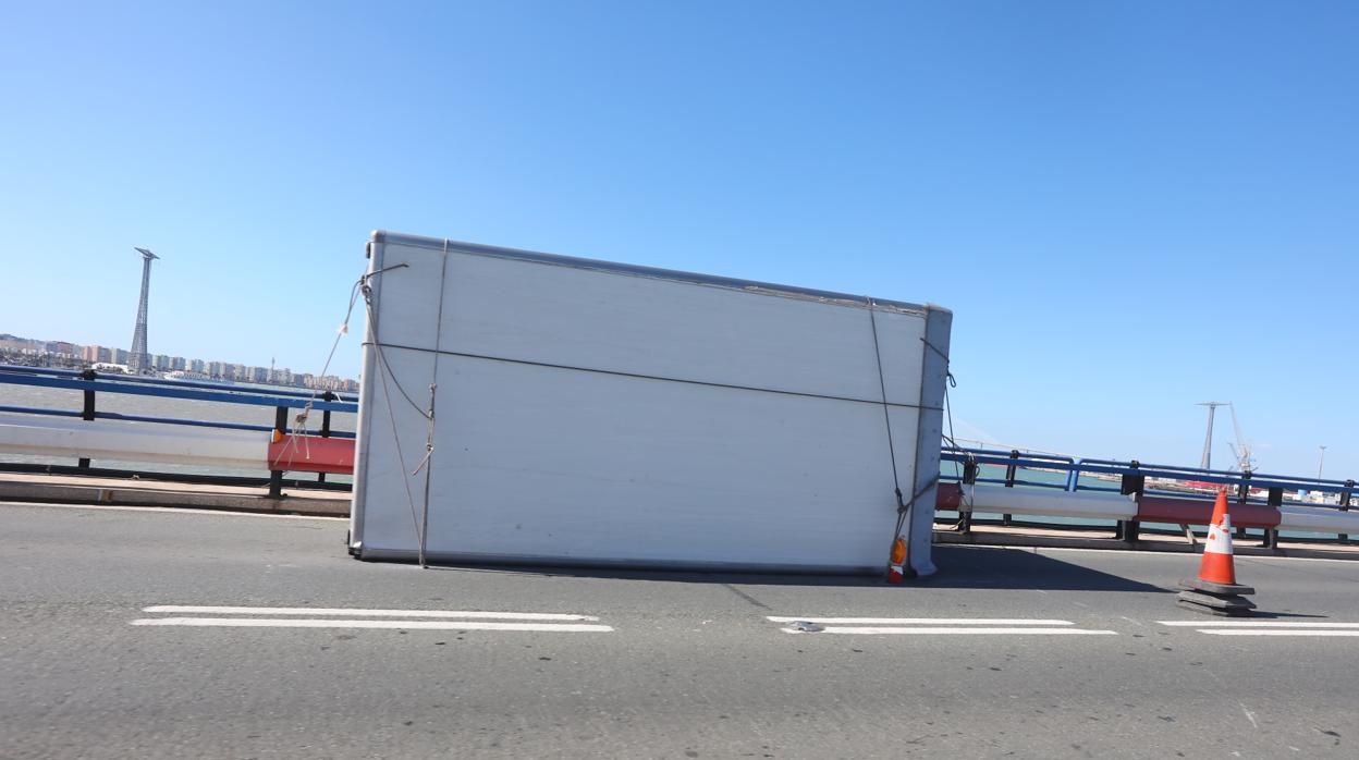 El contenedor de las lavadoras, en el Puente Carranza.