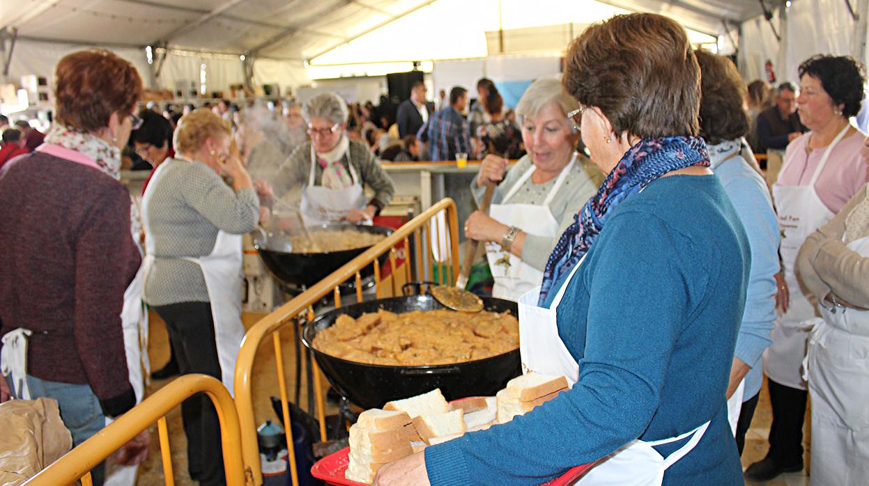 Las asociaciones de mujeres cuerveñas son las encargadas de elaborar los platos con base de pan que se podrán degustar el domingo