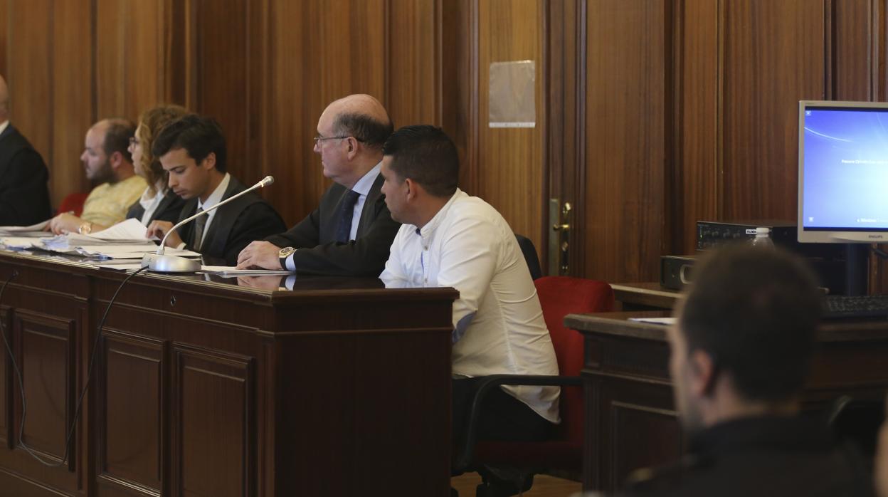 El joven absuelto, con camisa blanca, en el centro de la imagen durante el juicio
