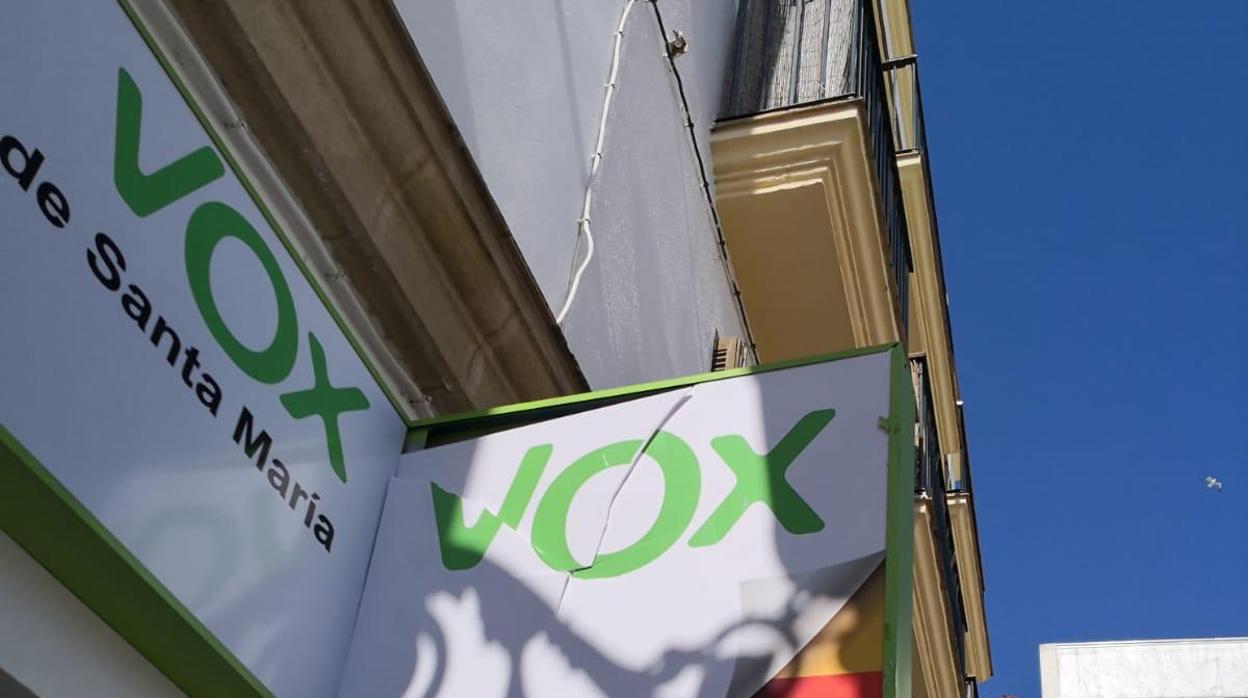 Causan daños en el rótulo de la nueva sede de Vox en El Puerto