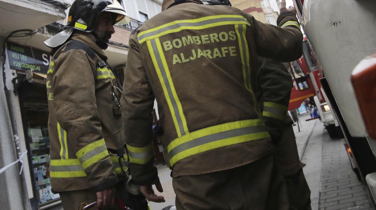 Imagen de archivo de una actuación de los bomberos en un incendio en San Juan de Aznalfarache