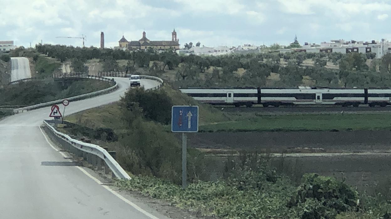 El tren permanece parado a la altura del puente de la carretera que une Paradas con Carmona