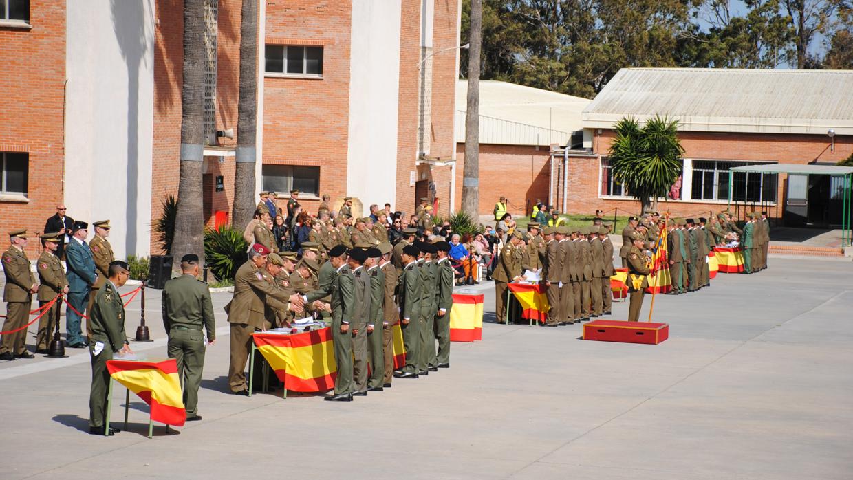 Los soldados recogen sus certificados.