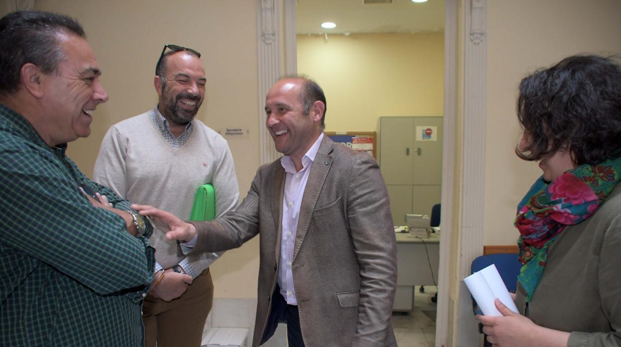 Juancho Ortiz, con los representantes de las asociaciones de taxistas de la ciudad.