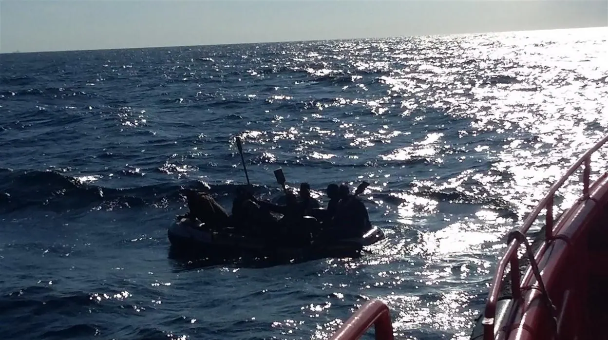 Rescatados 16 migrantes en una patera cerca de la costa de Barbate
