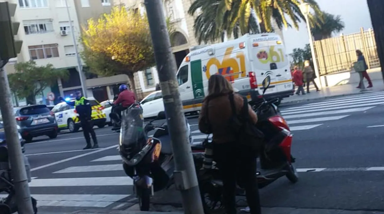 Herido un motorista en una colisión con un turismo en la Avenida Ana de Viya de Cádiz