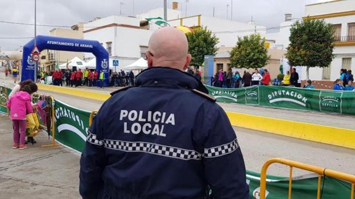 Un agente de la Policía Local de Arahal durante una prueba atlética