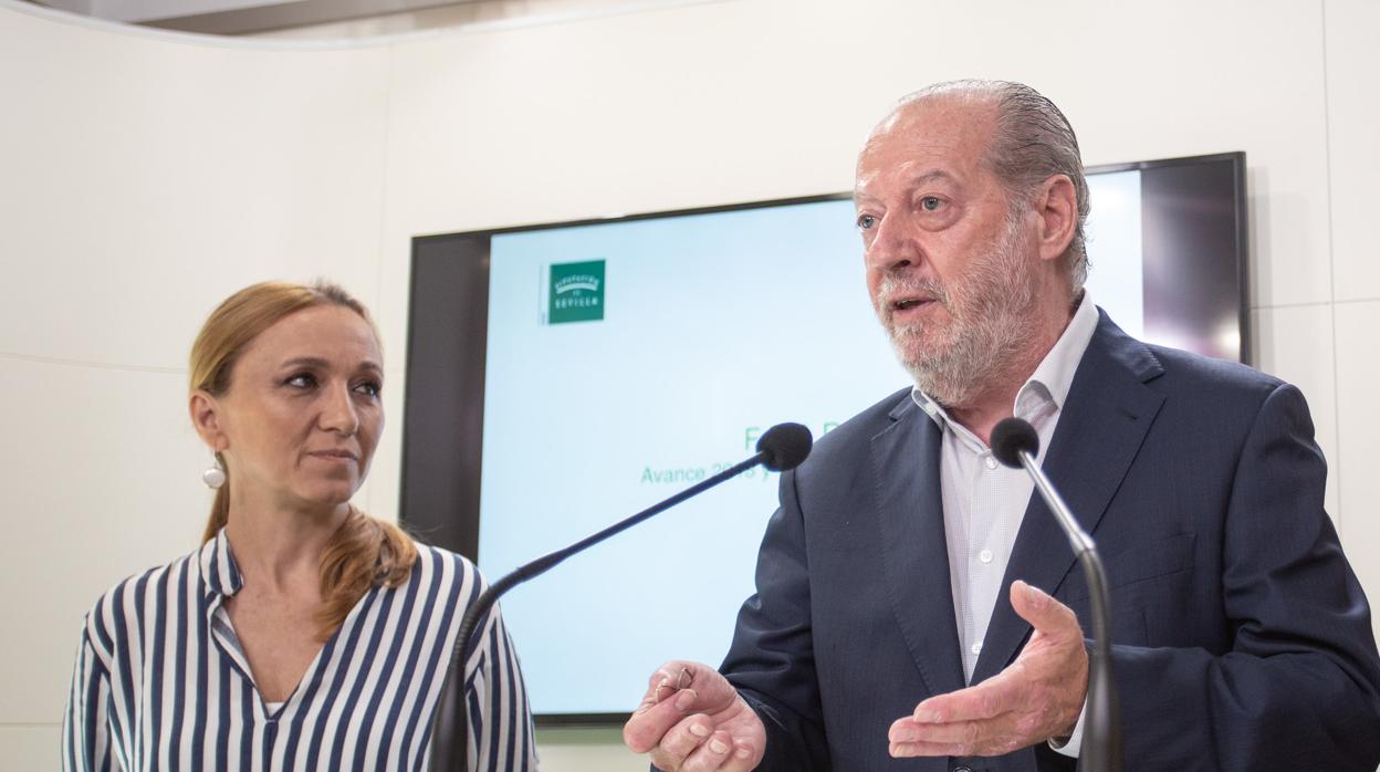 El presidente de la Diputación de Sevilla, Fernando Rodríguez Villalobos, junto a la diputada provincial, Concha Ufano