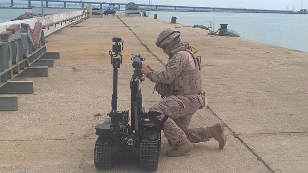 La Armada realiza un ejercicio de adiestramiento en la Bahía y el Retín para desactivar explosivos