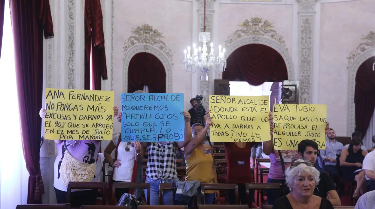 Imagen de archivo de víctimas de violencia de género reclamando ayudas en el pleno.