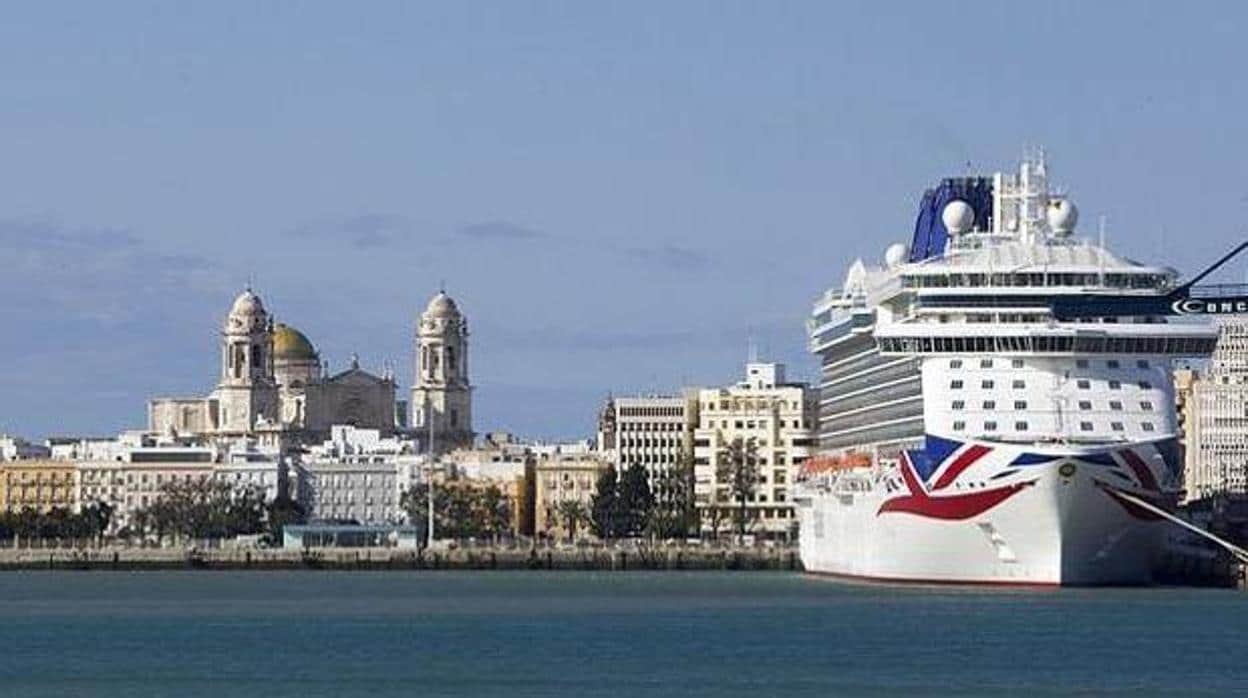 Un crucero en el puerto de Cádiz, uno de los que más ha crecido en España