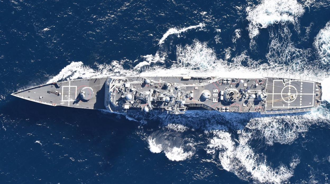 Imagen de la fragata 'Navarra', desplegada en el Índico, desde el aire.