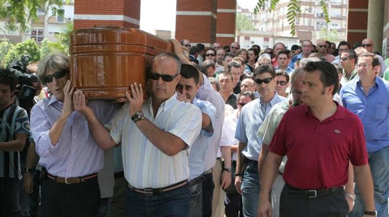 Familiares y amigos portan el féretro con los restos mortales del vigilante de seguridad asesinato en El Viso en 2008